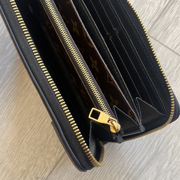 Louis Vuitton iconic logo zippy wallet - Picture 4 of 17